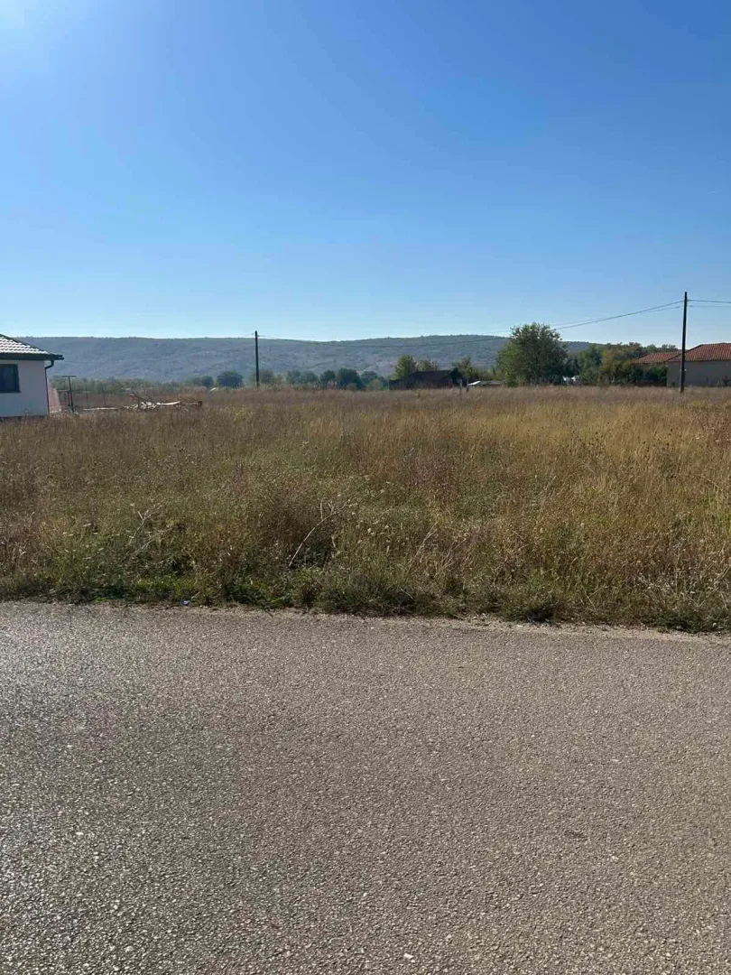 Pogled na plac i okolni pejzaž sa pristupnog puta.
