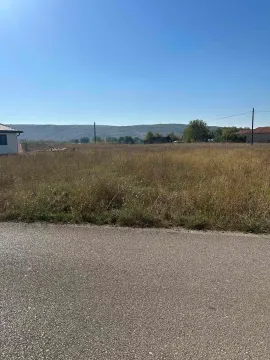 Pogled na plac i okolni pejzaž sa pristupnog puta. - image 2