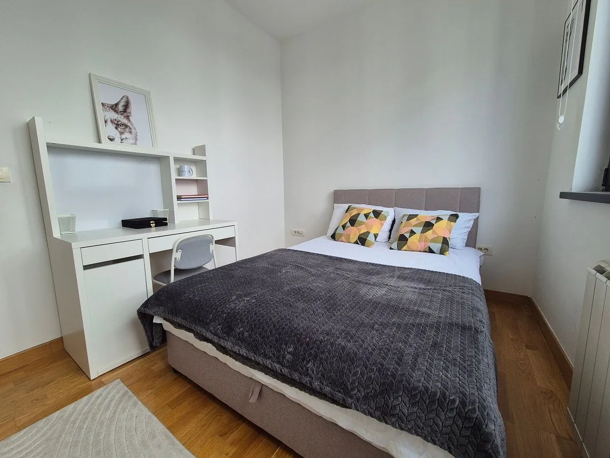 Izdavanje, četvorosoban stan, 88m², Savski Venac, Beograd