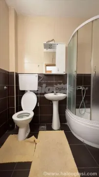 Manje kupatilo sa tuš kabinom, umivaonikom i toalet šoljom. - image 4