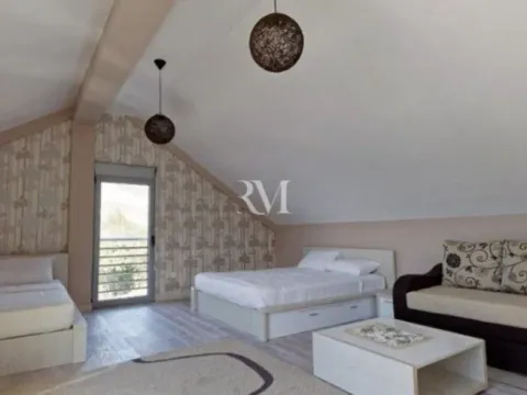 Izdavanje, trosoban stan, 140m², Opatovo, Tivat - image 9