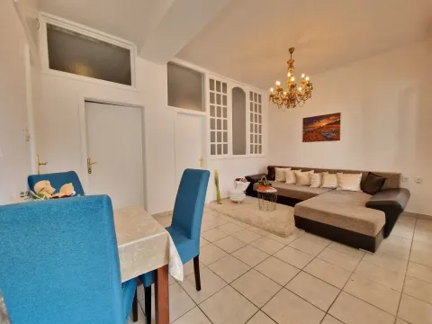 Izdavanje, dvosoban stan, 52m², Budva, Crna Gora