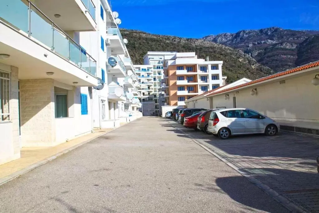 Rent, one bedroom apartment, 55m², Bečići, Budva
