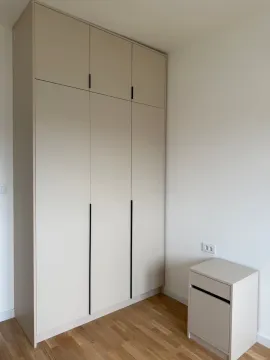 Svijetla spavaća soba sa ugradnim ormarom i noćnim stočićem. - image 4