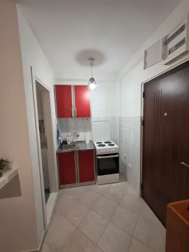 Manja kuhinja sa crvenim elementima i šporetom. - image 5