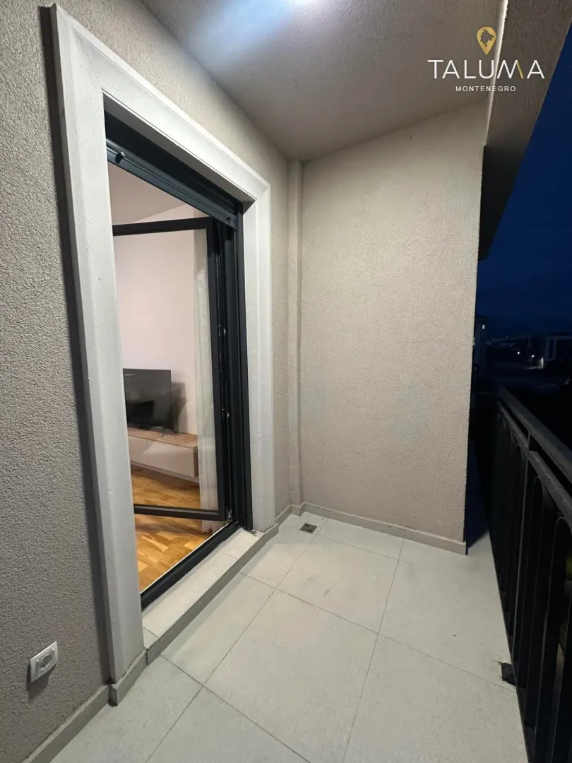 Pogled na natkriveni balkon sa pogledom na unutrašnjost stana.