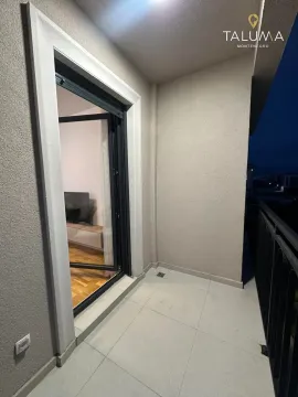 Pogled na natkriveni balkon sa pogledom na unutrašnjost stana. - image 4
