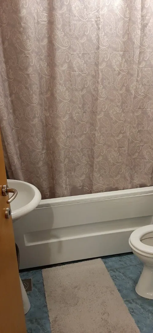 Manje kupatilo sa kadom, umivaonikom i toaletom.