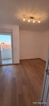 Prazna soba sa parketom i izlazom na terasu. - image 4