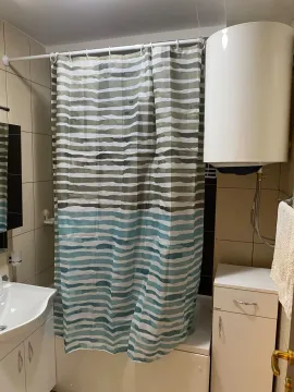 Manje kupatilo sa tuš kabinom, lavaboom i bojlerom. - image 12