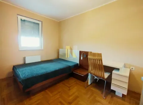 Nameštena spavaća soba sa krevetom, radnim stolom i prozorom. - image 10