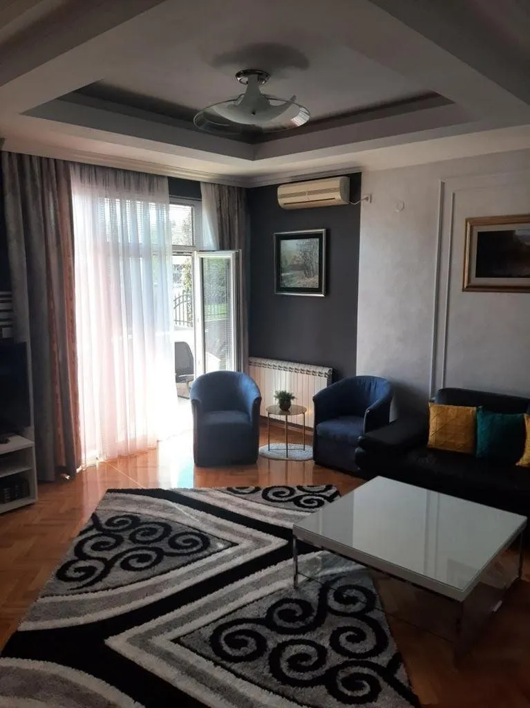 Living room with furniture, coffee table and access to the terrace.