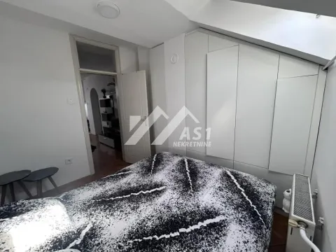 Nameštena spavaća soba sa ugradnim ormanom i bračnim krevetom. - image 7