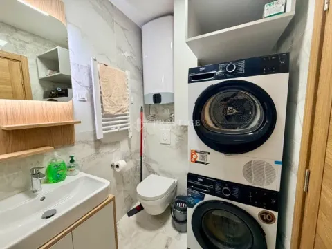 Moderno opremljeno kupatilo sa veš mašinom i sušilicom. - image 11