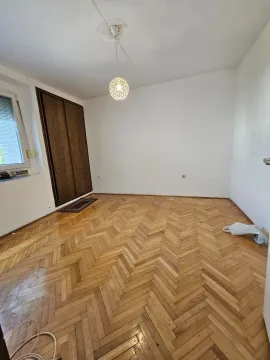 Prazna soba sa parketom i ugradnim plakarom. - image 2