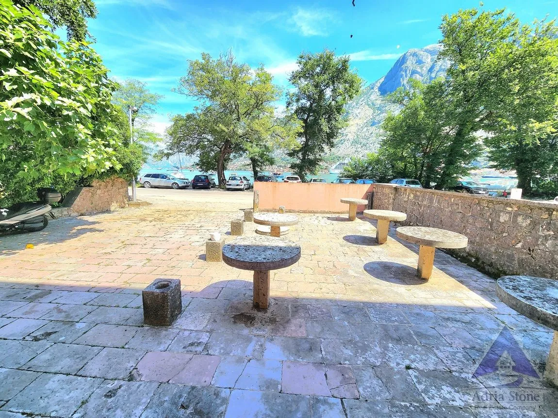 Prodaja, poslovni prostor, 77m², Škaljari, Kotor