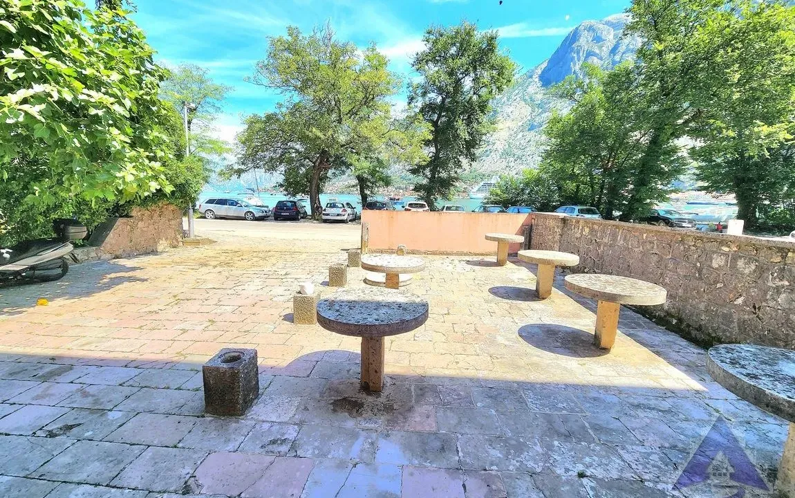 Prodaja, poslovni prostor, 77m², Škaljari, Kotor