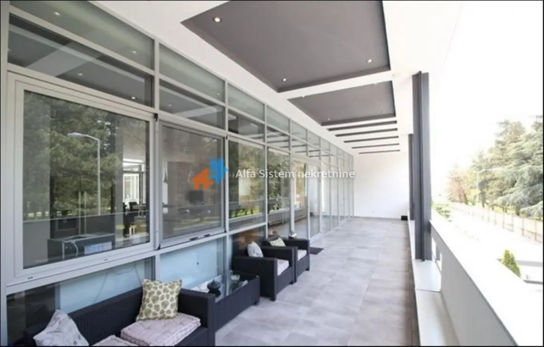 Izdavanje, četvorosoban stan, 250m², Savski Venac, Beograd