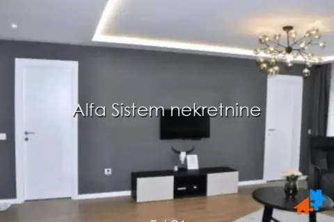 Dnevna soba sa sivim zidovima, TV-om i modernim lusterom. - image 3
