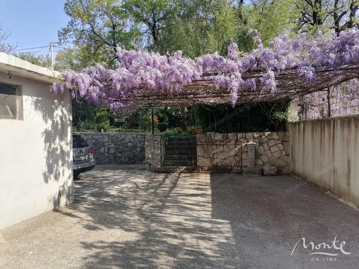 Prodaja, kuća, 350m², Velje Brdo, Podgorica