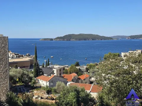 Pogled na more i okolno naselje sa ostrvom u daljini. - image 17