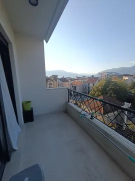Nabrana terasa sa pogledom na grad i brda. - image 17