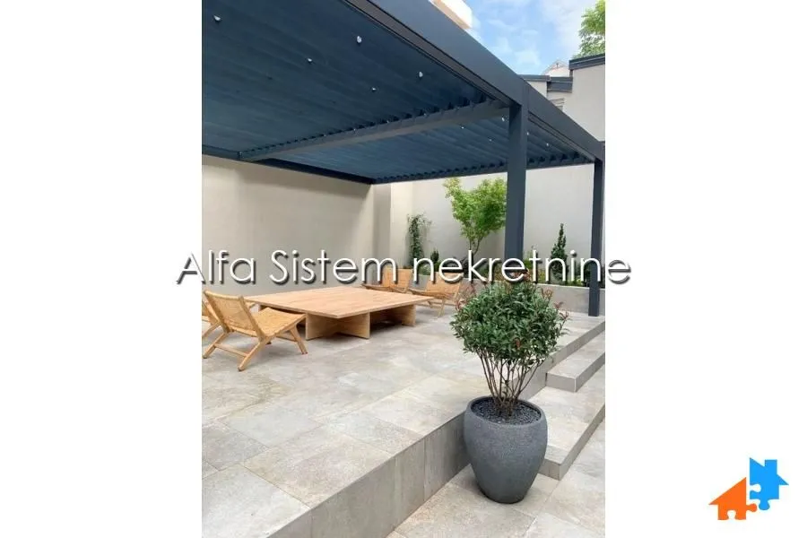 Courtyard with a terrace, seating furniture and a canopy.