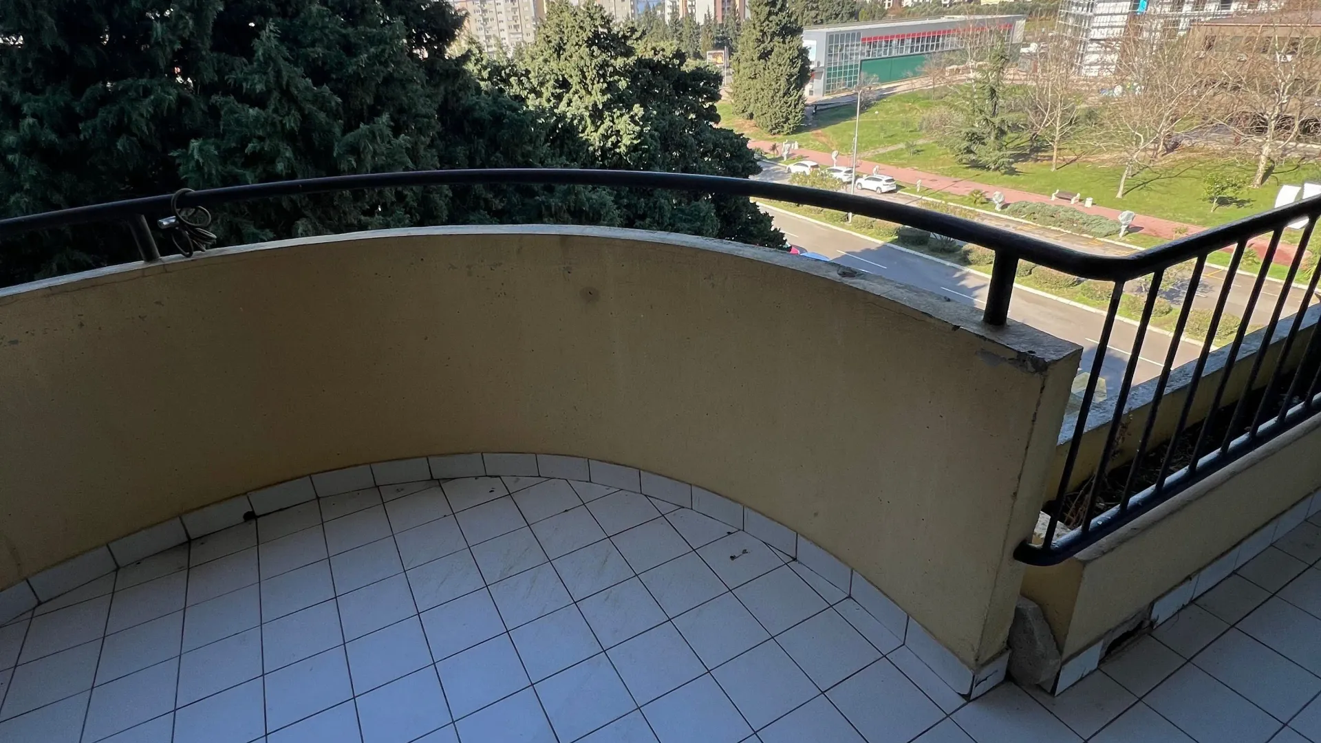 Izdavanje, dvosoban stan, 75m², Centar, Bar