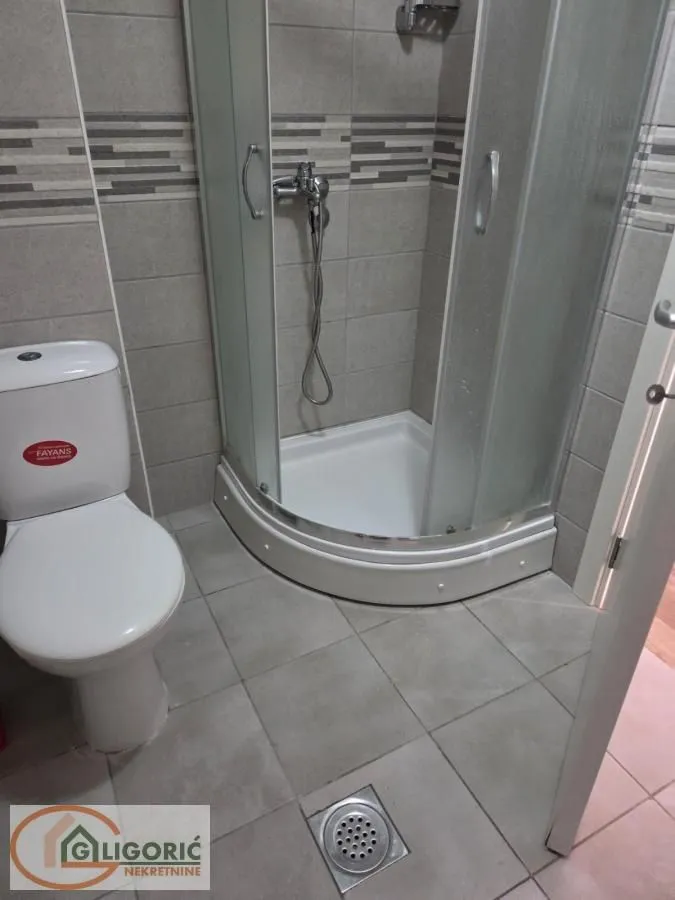 Bathroom equipped with a shower cabin and sanitary ware.