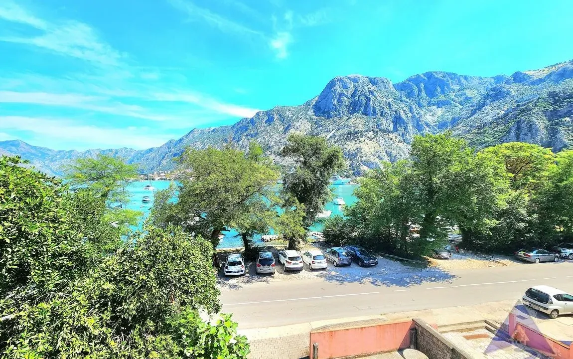 Prodaja, četvorosoban stan, 115m², Škaljari, Kotor