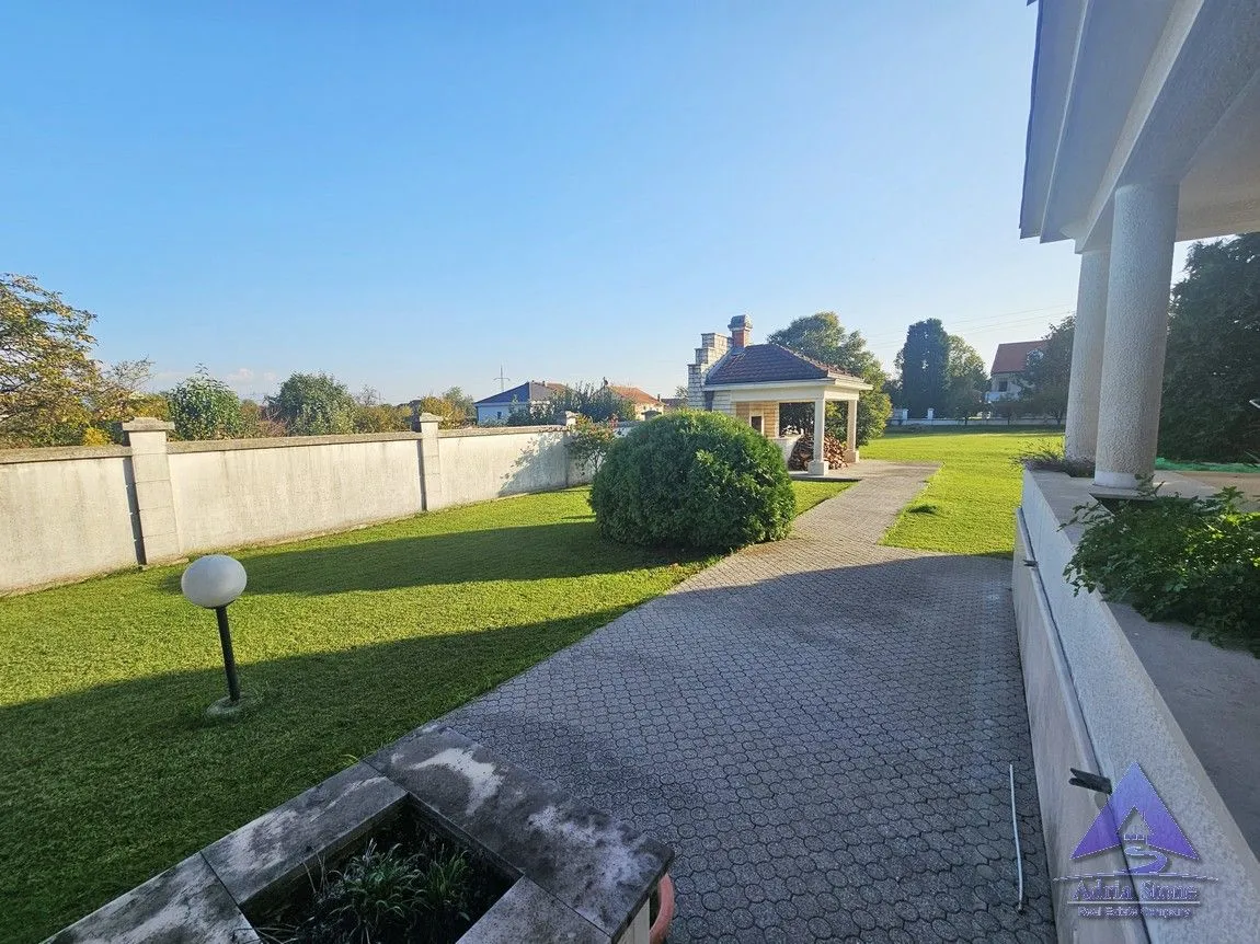 Sale, house, 308m², Tološi, Podgorica