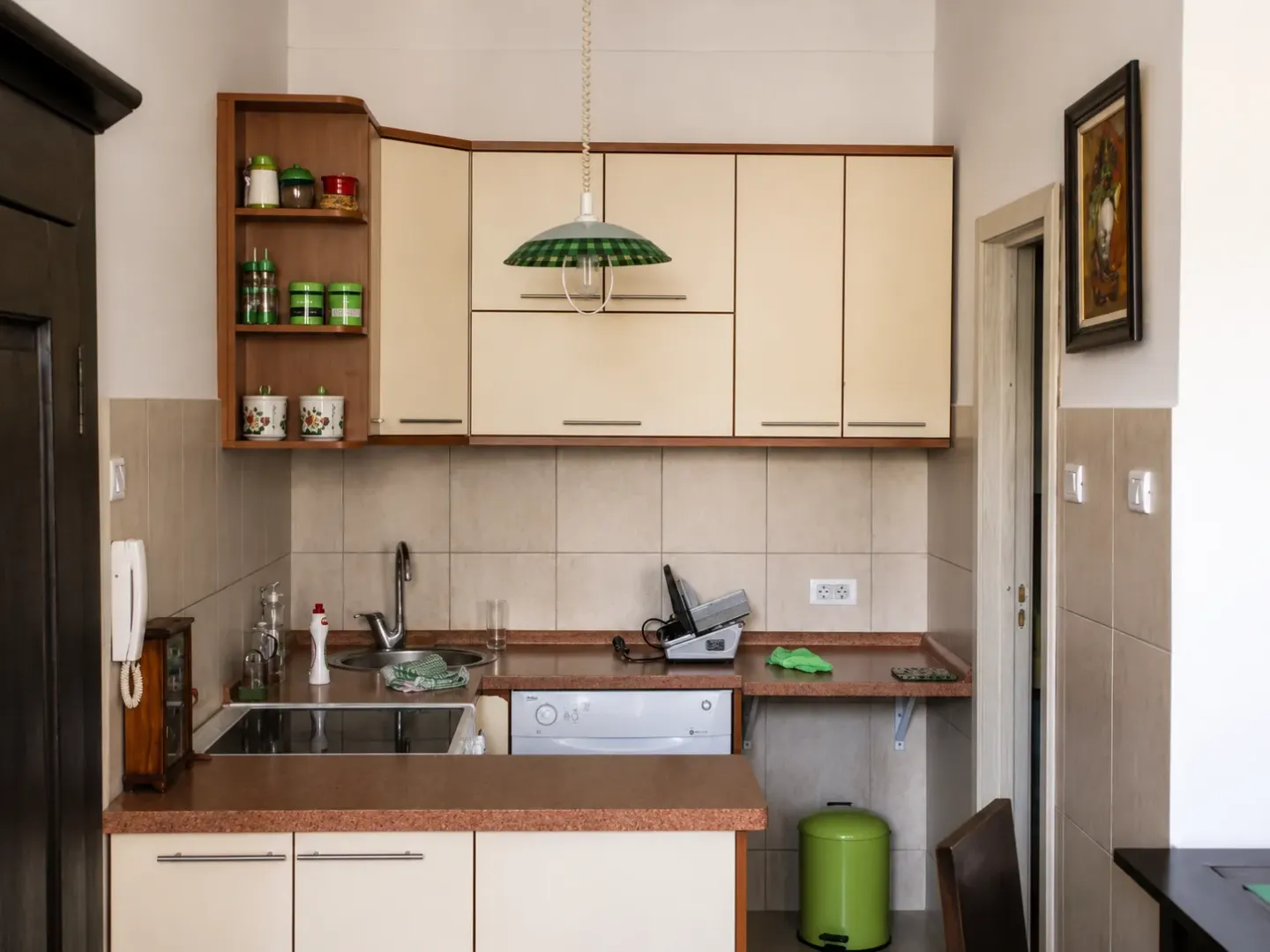 Izdavanje, kuća, 250m², Tološi, Podgorica