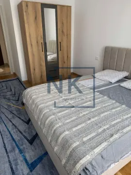 Namještena spavaća soba sa bračnim krevetom, garderoberom i tepihom. - image 3