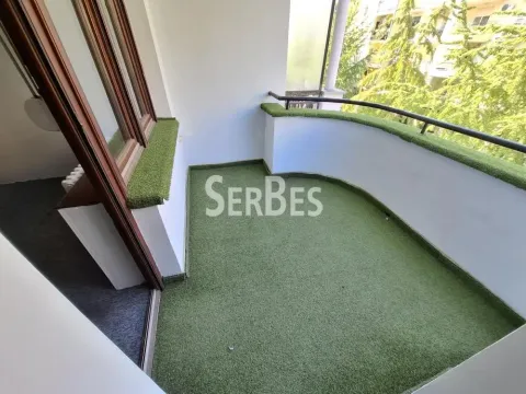 Manji polukružni balkon obložen veštačkom travom. - image 16