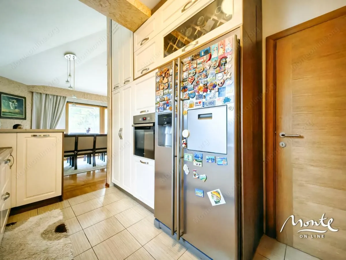 Prodaja, trosoban stan, 196m², Podgorica, Crna Gora