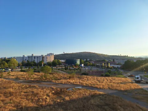 Pogled sa nekretnine na okolni dio grada i brdo. - image 9