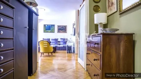 Pogled iz hodnika ka dnevnoj sobi sa parketom i nameštajem. - image 4