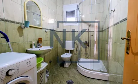 Kupatilo opremljeno tuš kabinom, umivaonikom, wc šoljom i veš mašinom. - image 12