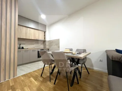Moderna kuhinja sa trpezarijskim stolom i stolicama. - image 3