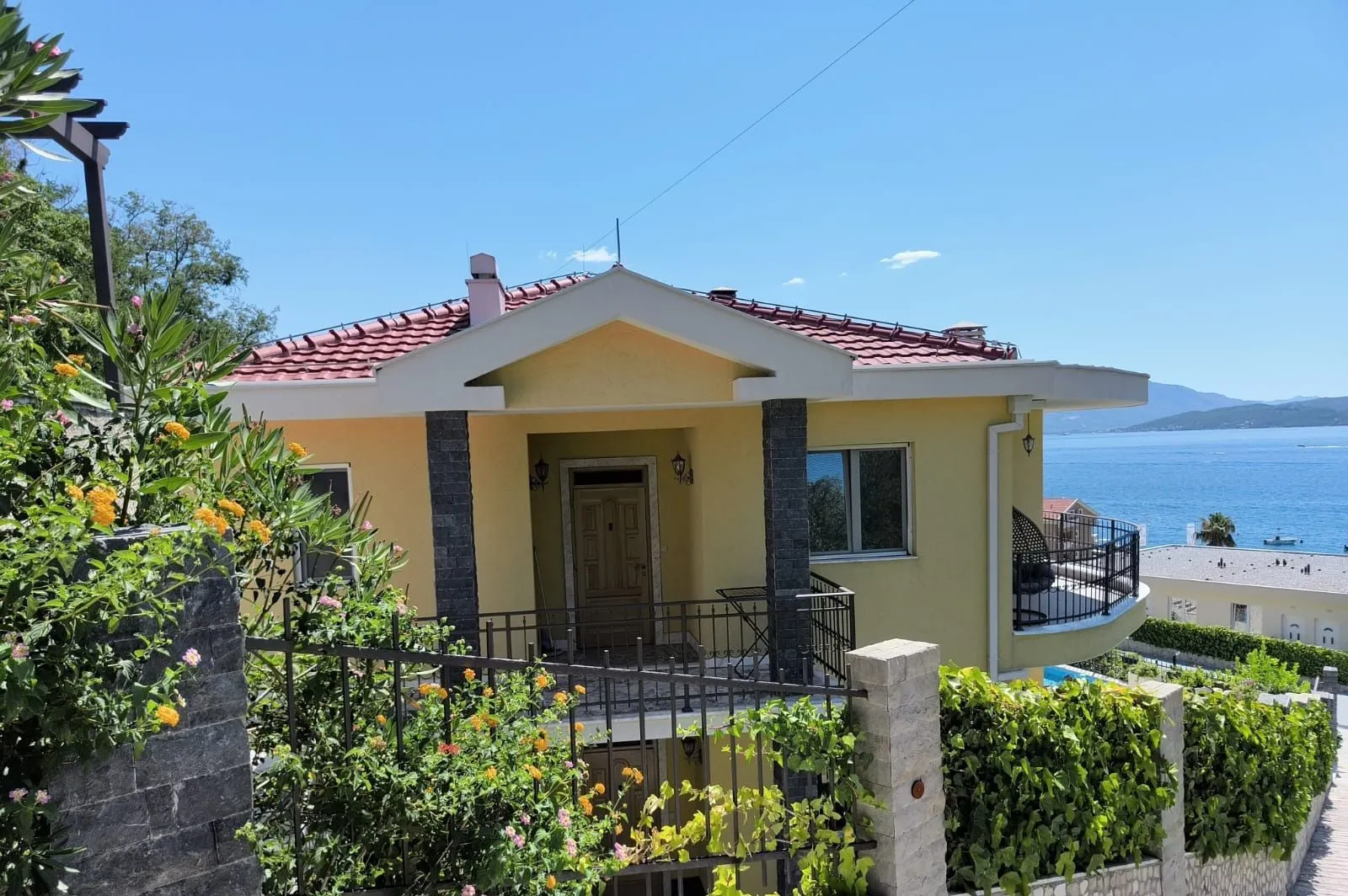 Izdavanje, trosoban stan, 147m², Đenovići, Herceg Novi