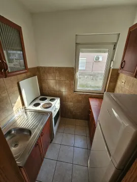 Manja kuhinja sa sudoperom, šporetom i frižiderom. - image 5