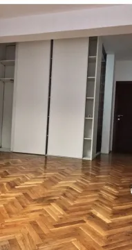 Svijetla prazna soba sa ugradnim plakarom i drvenim parketom. - image 4