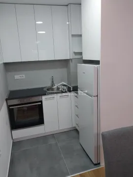 Manja bela kuhinja sa ugrađenom rernom, sudoperom i frižiderom. - image 8