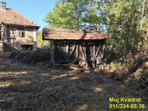 Pogled na staru kuću i drveni pomoćni objekat u dvorištu. - image 15