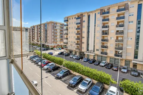 Pogled sa prozora na parking ispred stambene zgrade. - image 2