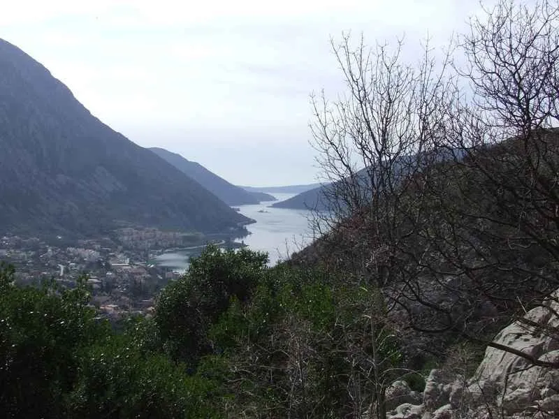 Pogled na zaliv i okolne planine sa nekretnine.