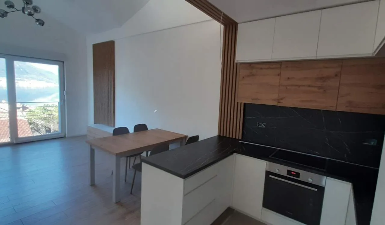 Prodaja, četvorosoban stan, 171m², Dobrota, Kotor