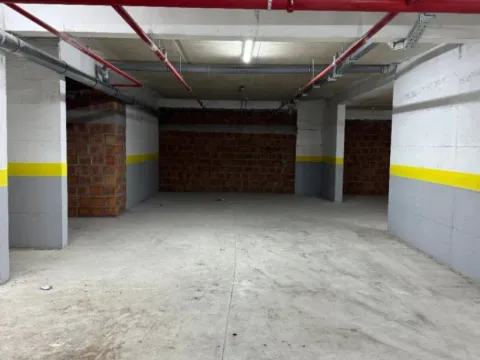 Izdavanje, poslovni prostor, 220m², Stari Aerodrom, Podgorica - image 4