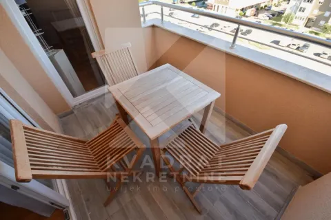 Namješten balkon sa stolom i stolicama. - image 17