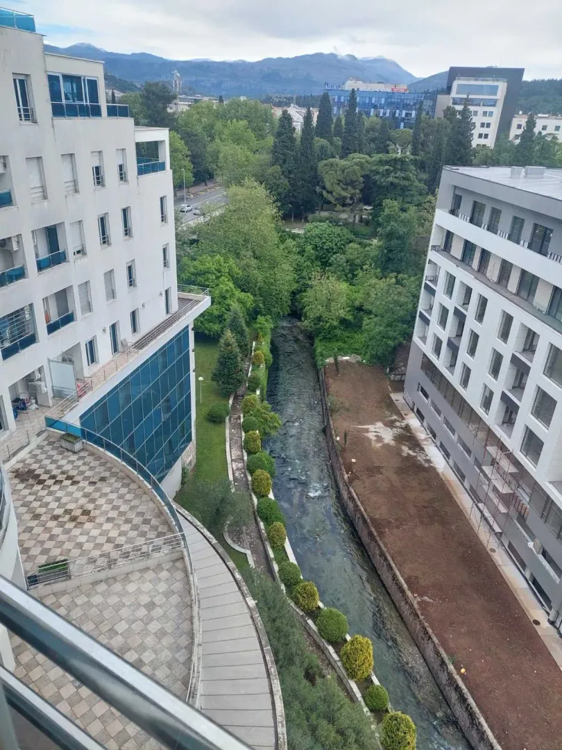 Izdavanje, trosoban stan, 100m², Centar, Podgorica